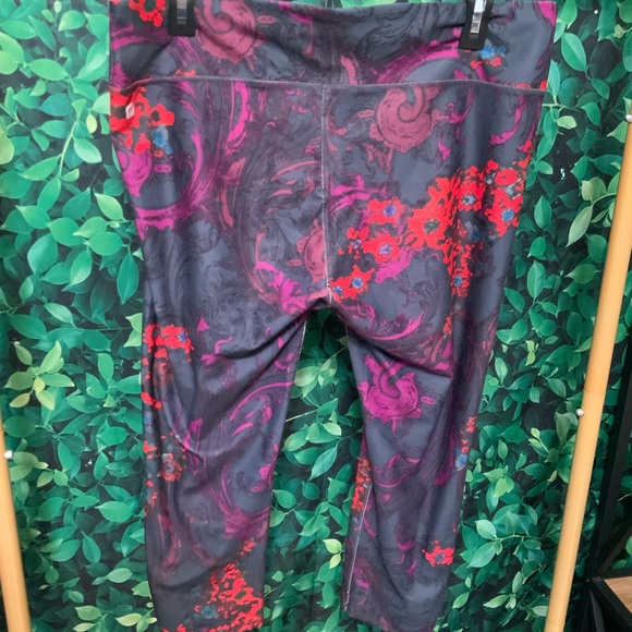 BUNDLE OF Fabletics Capri leggings - Picture 4 of 4